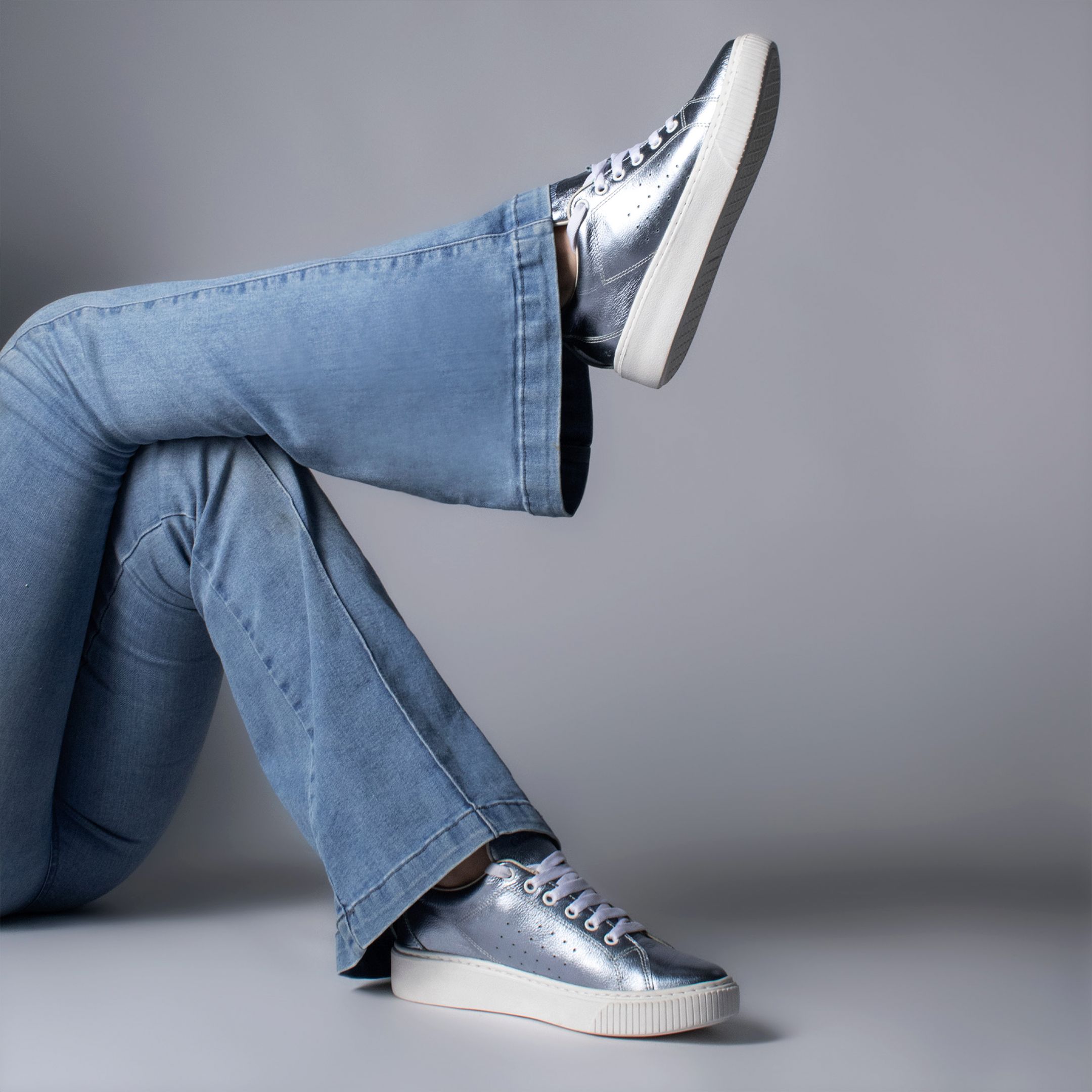 men's flare jeans with sneakers