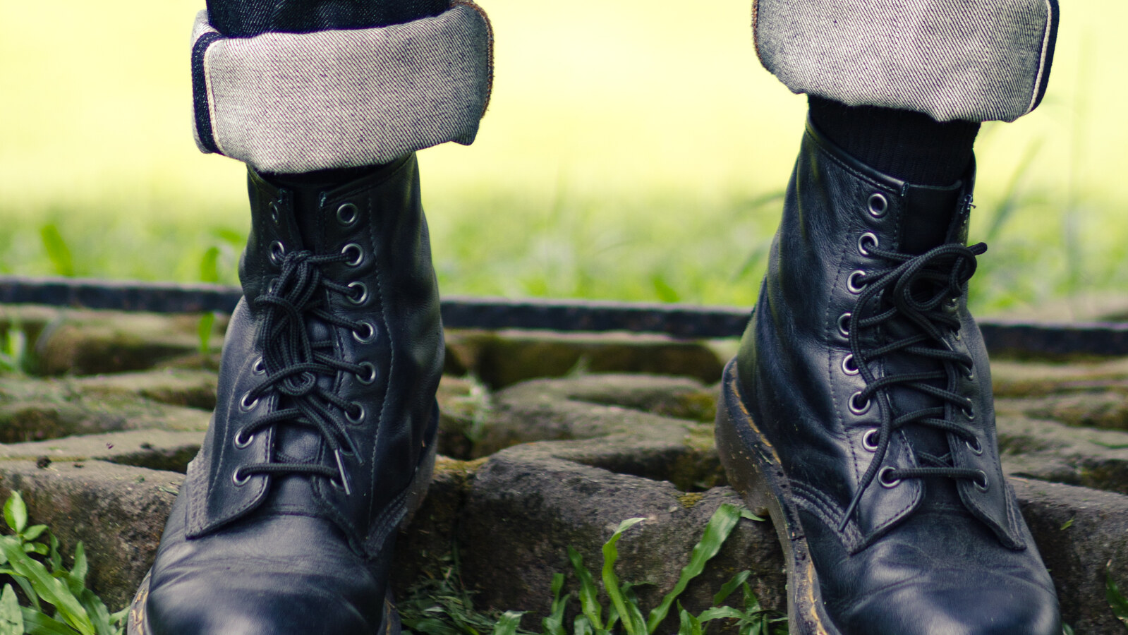 what shoes to wear with men's flare jeans