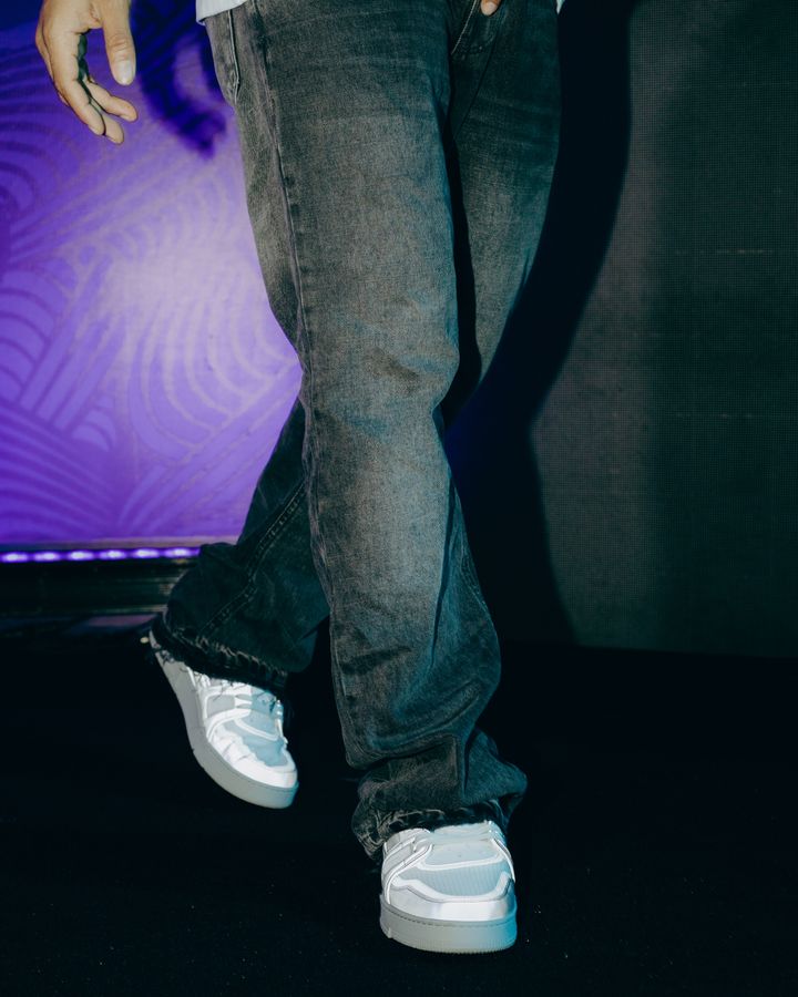 men's flare jeans with sneakers for short guys